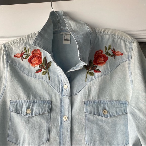 Embroidered Denim Shirt Size L Forever 21 - Picture 9 of 10